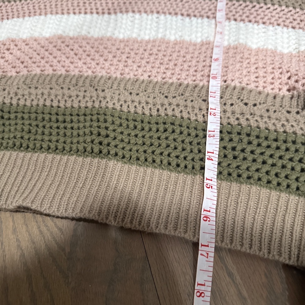 Like New Cropped 3/4 sleeve sweater Size M - Picture 4 of 6